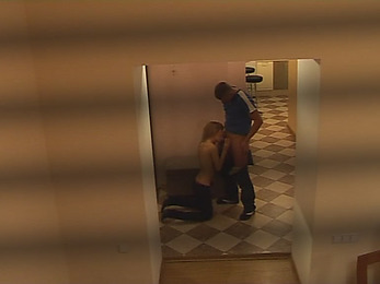 Hard blowjob and doggy in the corridor!